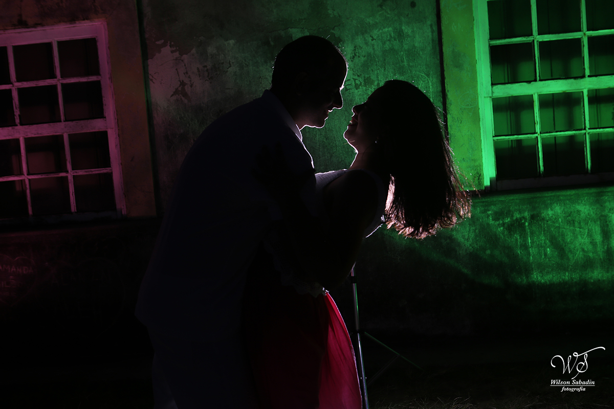 Fotografia de casamento, noivos, noiva, noivo, fotografia de noivos, cabelo,  fotografia de casal, ensaio de casal, pré casamento, pré wedding, perto da parede verde