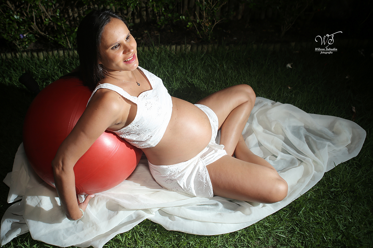 fotografia de gravidez, Fotografia Gestante em Salvador Ba, fotografo de gestante, mãe, gravidez, ensaio de gestante., com bola vermelha de pilates