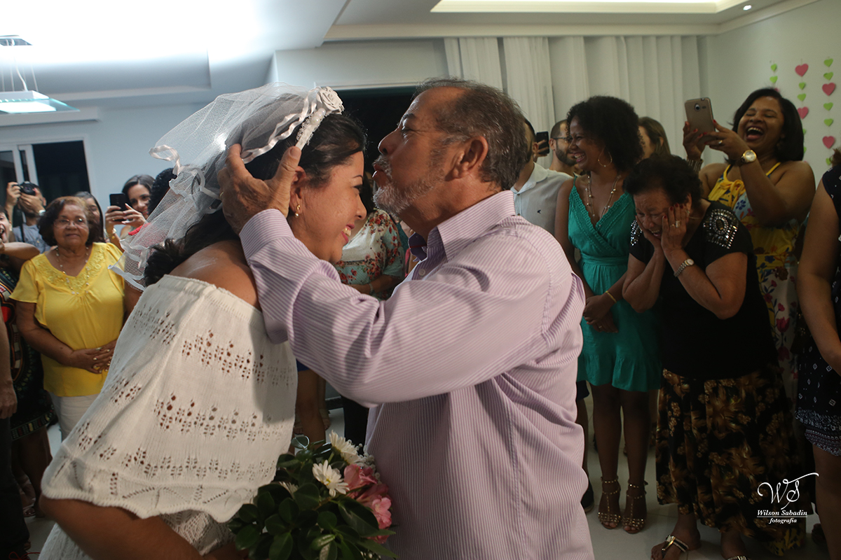 Fotografia de casamento, noivos, noiva, noivo, fotografia de noivos, sapato, perfume, cabelo,  fotografia de casal, ensaio de casal, pré casamento, pré wedding, o pai entregando a noiva