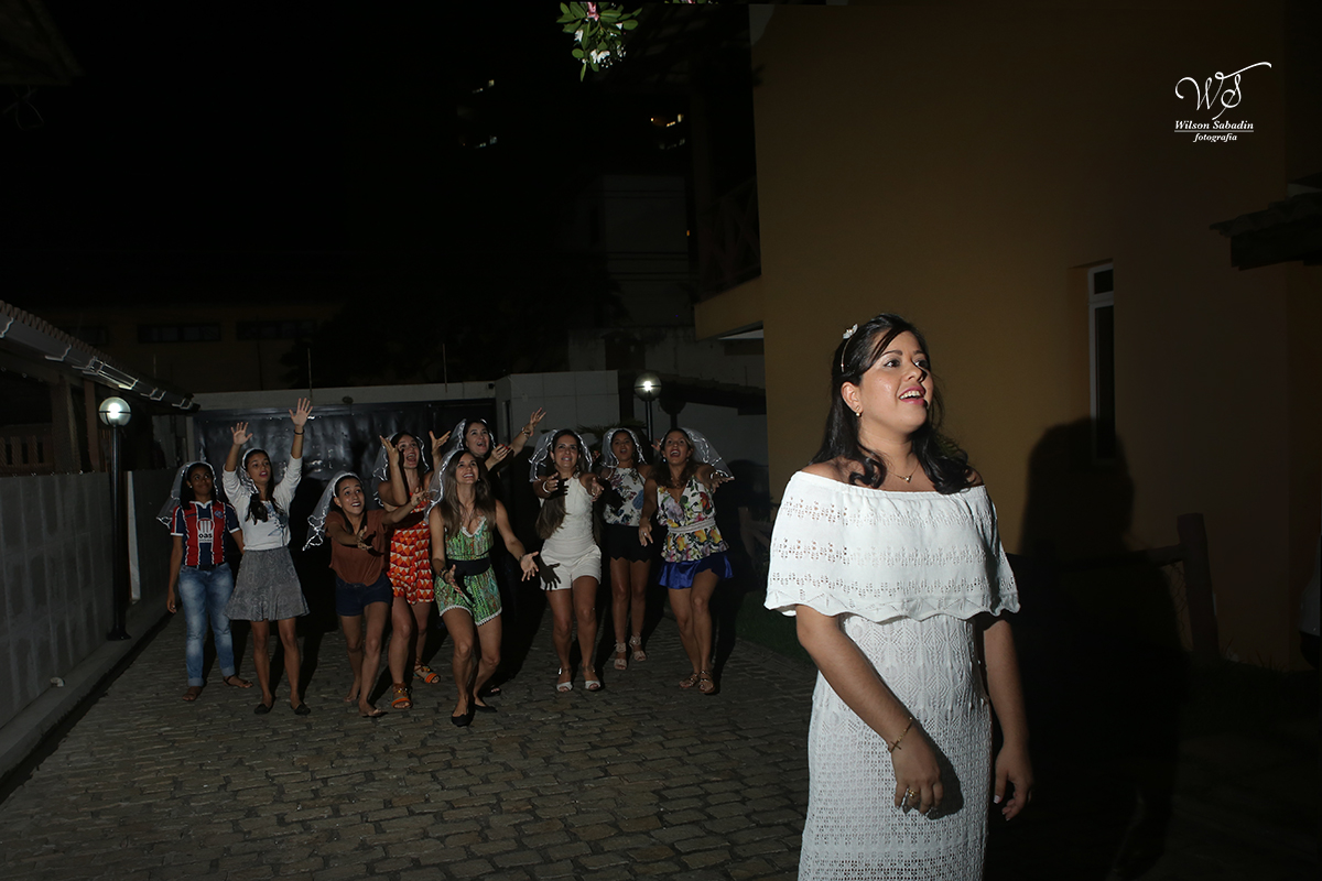 Fotografia de casamento, noivos, noiva, noivo, fotografia de noivos, sapato, perfume, cabelo,  fotografia de casal, ensaio de casal, pré casamento, pré wedding, jogando o buquet