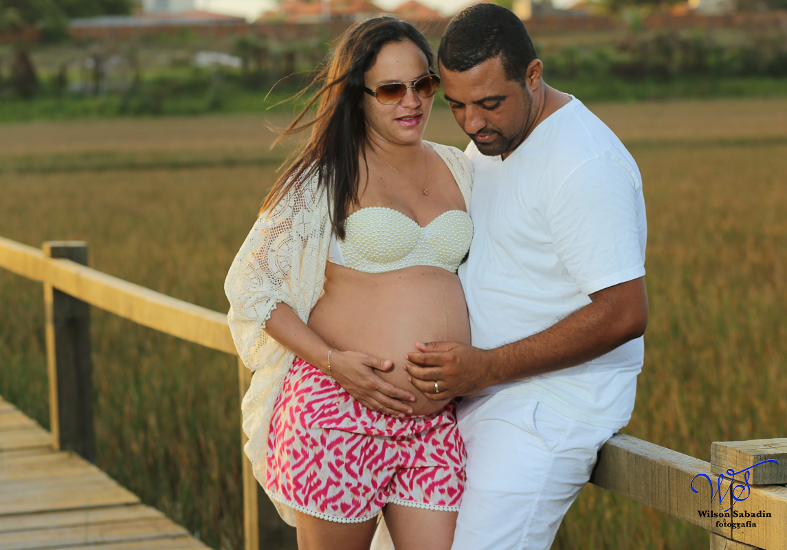 fotografia de gravidez, Fotografia Gestante em Salvador Ba, fotografo de gestante, mãe, gravidez, ensaio de gestante., admirando a barriga