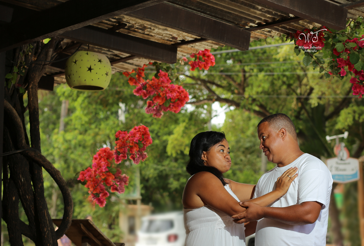 Fotografia de casamento, noivos, noiva, noivo, fotografia de noivos, sapato, perfume, cabelo,  fotografia de casal, ensaio de casal, pré casamento, pré wedding, no jardim