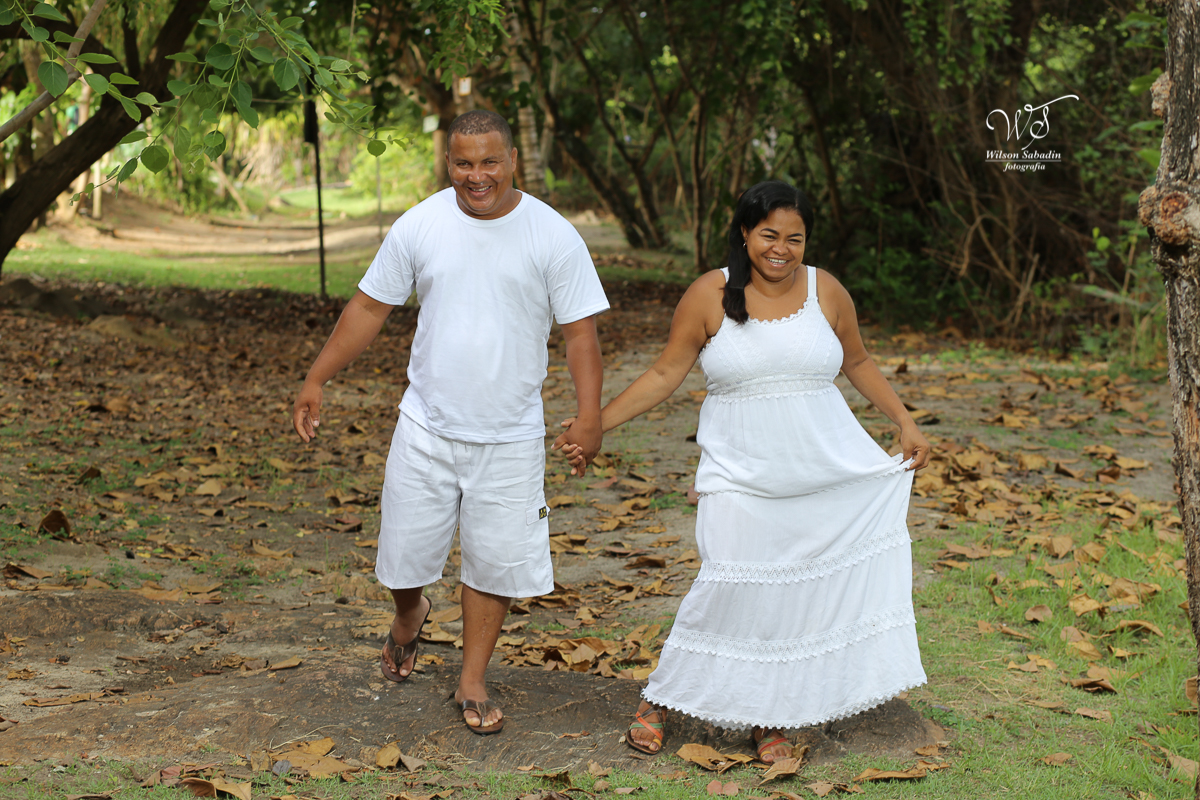 Fotografia de casamento, noivos, noiva, noivo, fotografia de noivos, sapato, perfume, cabelo,  fotografia de casal, ensaio de casal, pré casamento, pré wedding, noivos andando