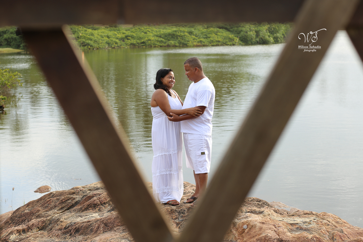 Fotografia de casamento, noivos, noiva, noivo, fotografia de noivos, sapato, perfume, cabelo,  fotografia de casal, ensaio de casal, pré casamento, pré wedding, noivos encima da rocha