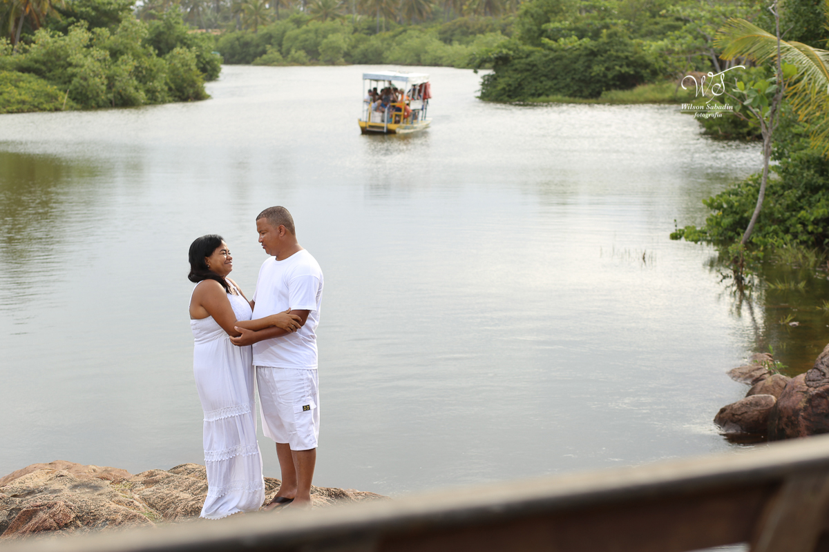 Fotografia de casamento, noivos, noiva, noivo, fotografia de noivos, sapato, perfume, cabelo,  fotografia de casal, ensaio de casal, pré casamento, pré wedding, enfrente ao rio