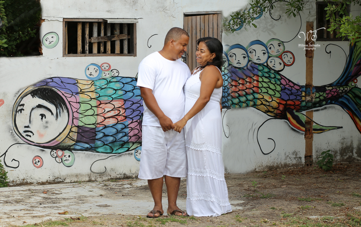 Fotografia de casamento, noivos, noiva, noivo, fotografia de noivos, sapato, perfume, cabelo,  fotografia de casal, ensaio de casal, pré casamento, pré wedding, enfrente a pintura de peixe