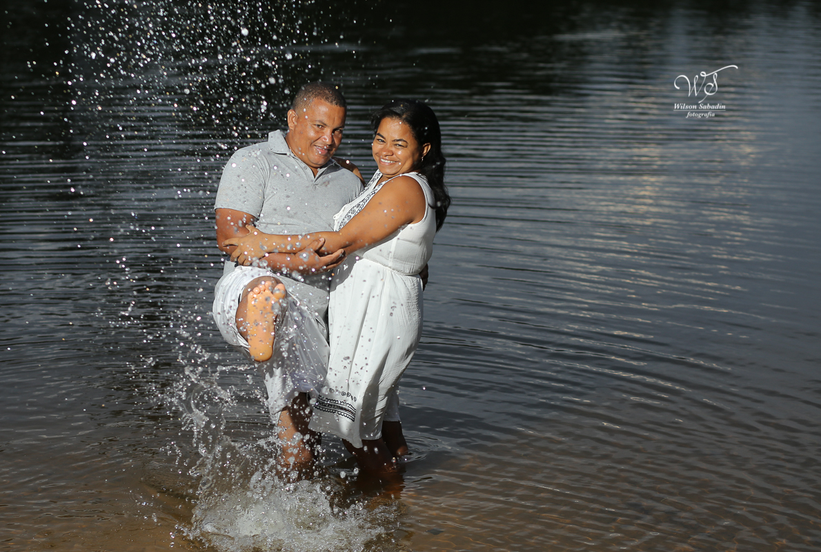 Fotografia de casamento, noivos, noiva, noivo, fotografia de noivos, sapato, perfume, cabelo,  fotografia de casal, ensaio de casal, pré casamento, pré wedding, com os pés no rio