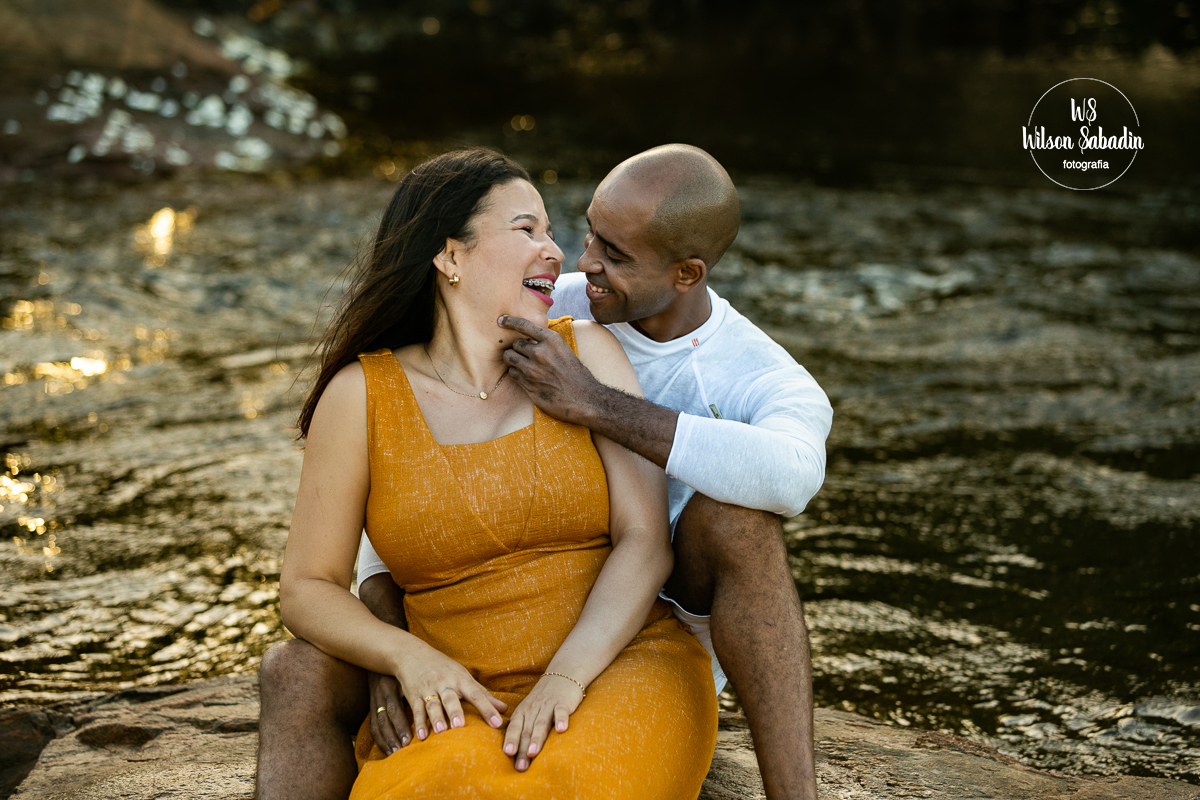 fotografia de casamento em Salvador Bahia casal sentados perto do rio