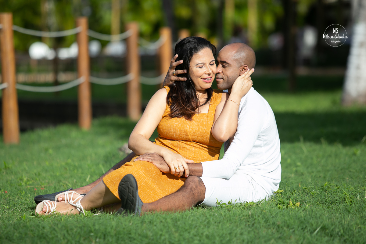 fotografia de casamento em Salvador Bahia casal namorando sentados na grama 