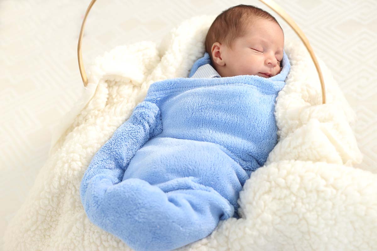 Fotografia de newborn em Salvador, o bebe enrolado na manta azul