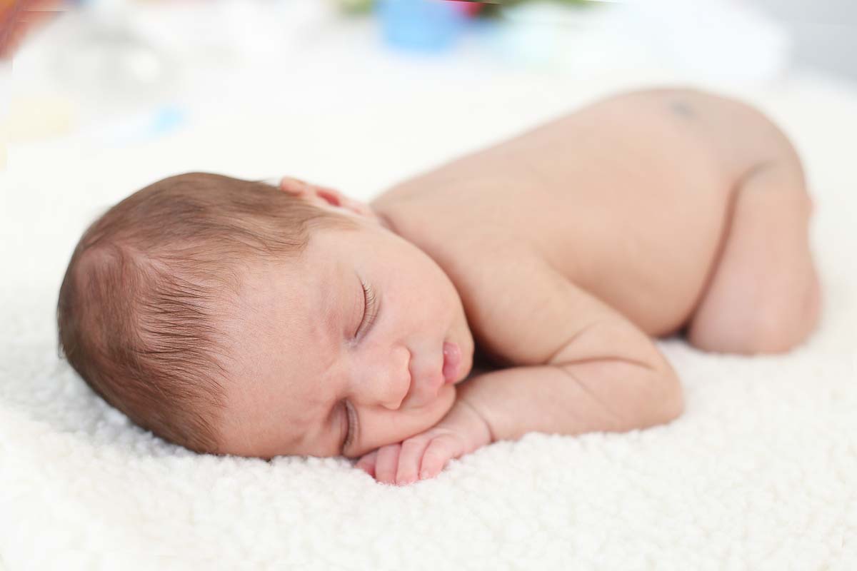 Fotografia de newborn em Salvador, detalhes do bebe mexendo as mãozinhas