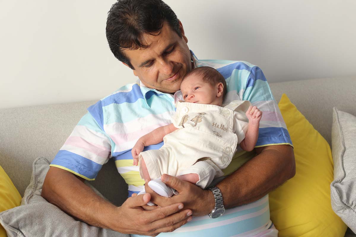 Fotografia de newborn em Salvador, o pai segurando o bebe
