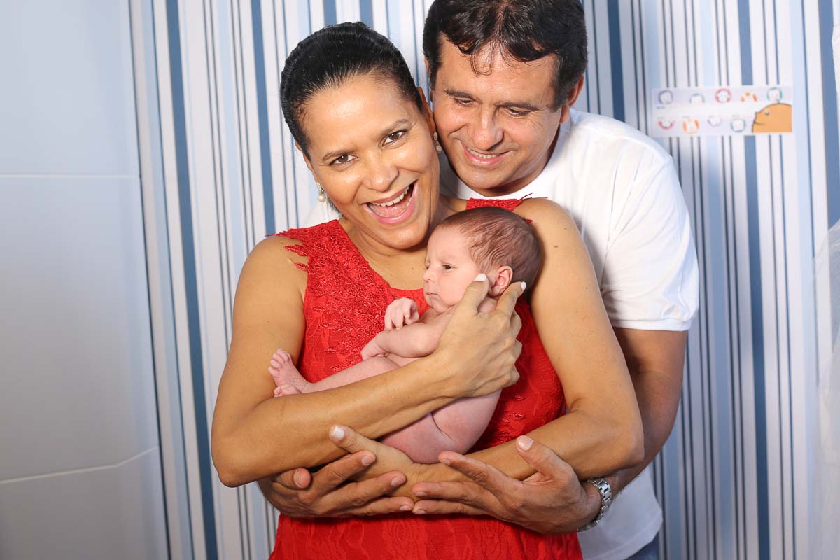 Fotografia de newborn em Salvador, os pais segurando o bebe