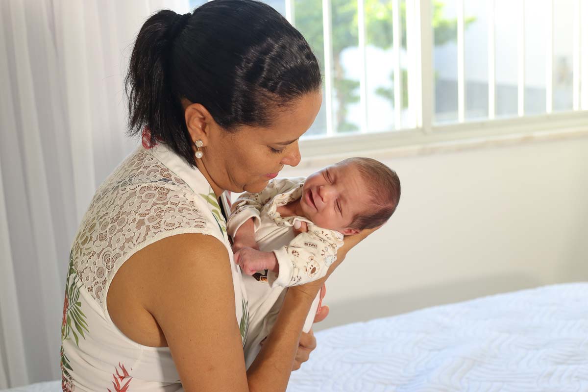 Fotografia de newborn em Salvador, a mãe segurando o bebe
