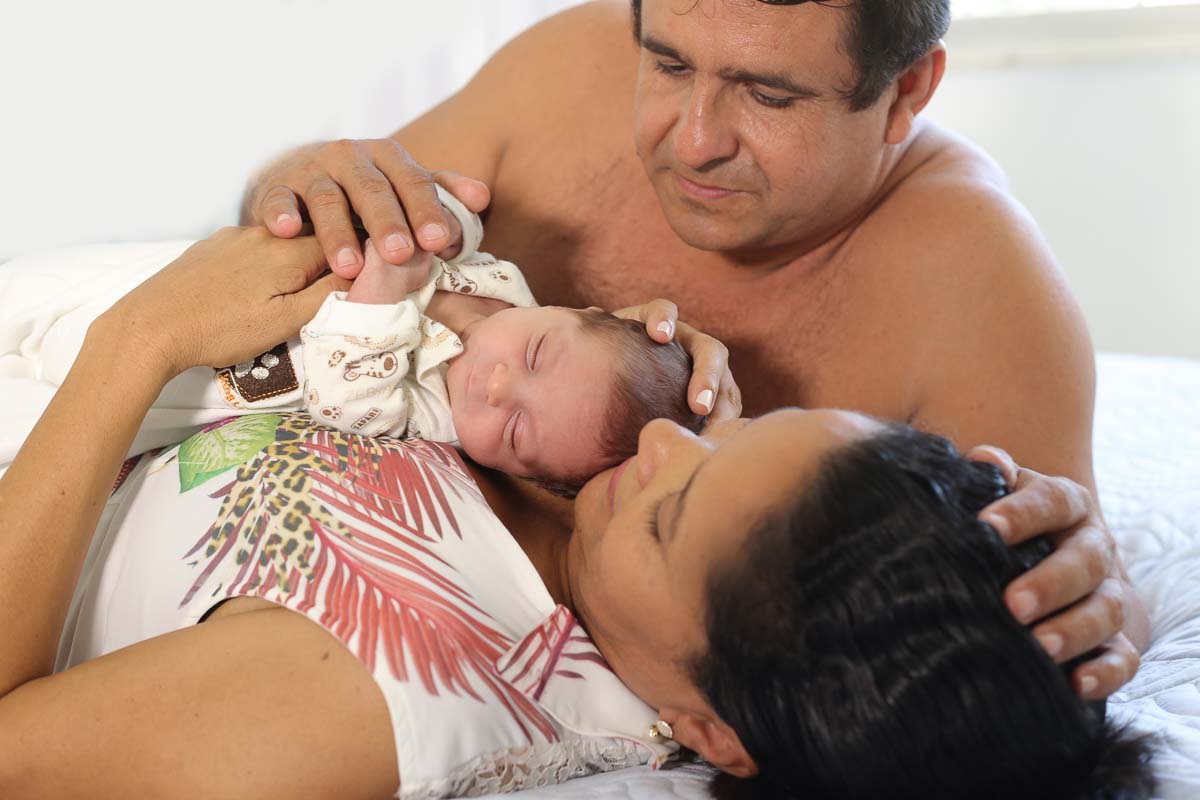 Fotografia de newborn em Salvador, o bebe sendo admirado pelos pais