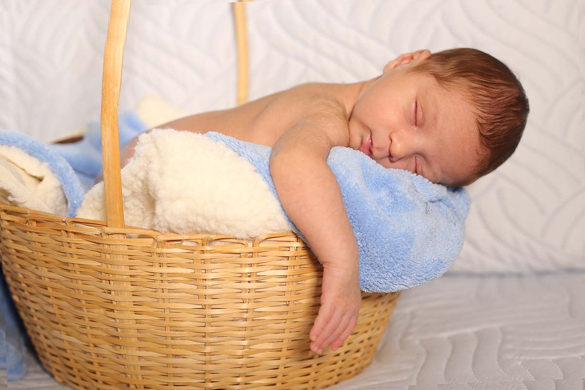 Fotografia de newborn em Salvador, o bebe dormindo no cesto