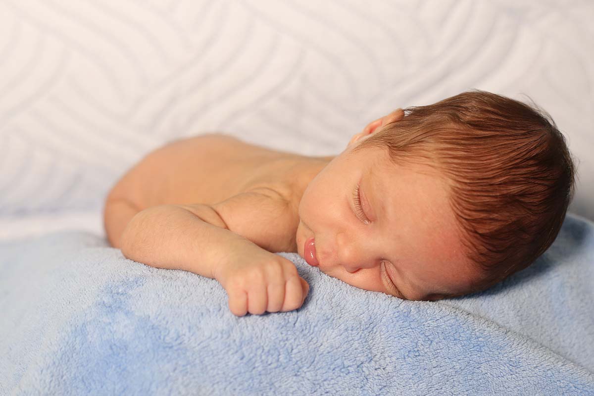 Fotografia de newborn em Salvador, o bebe mexendo as mãozinhas e detalhes