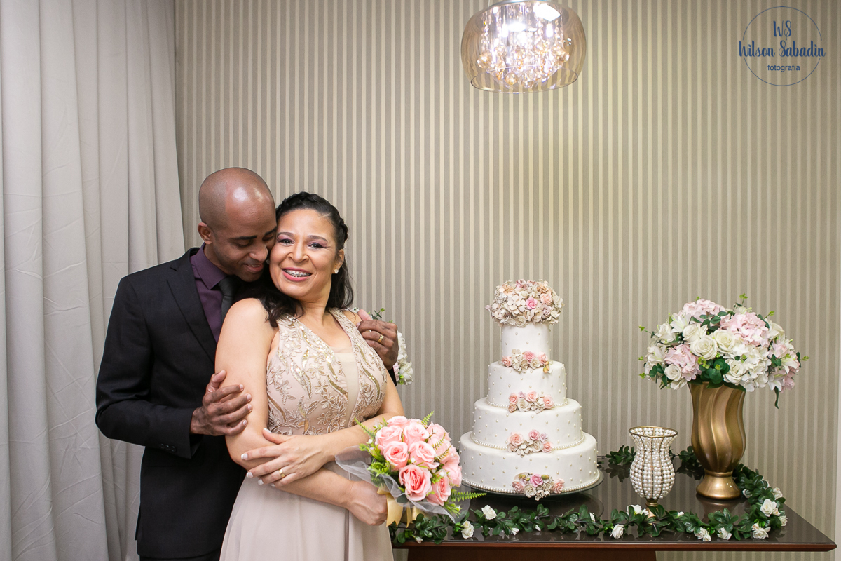 fotografia de casamento em salvador bahia, posando enfrente ao bolo decorado
