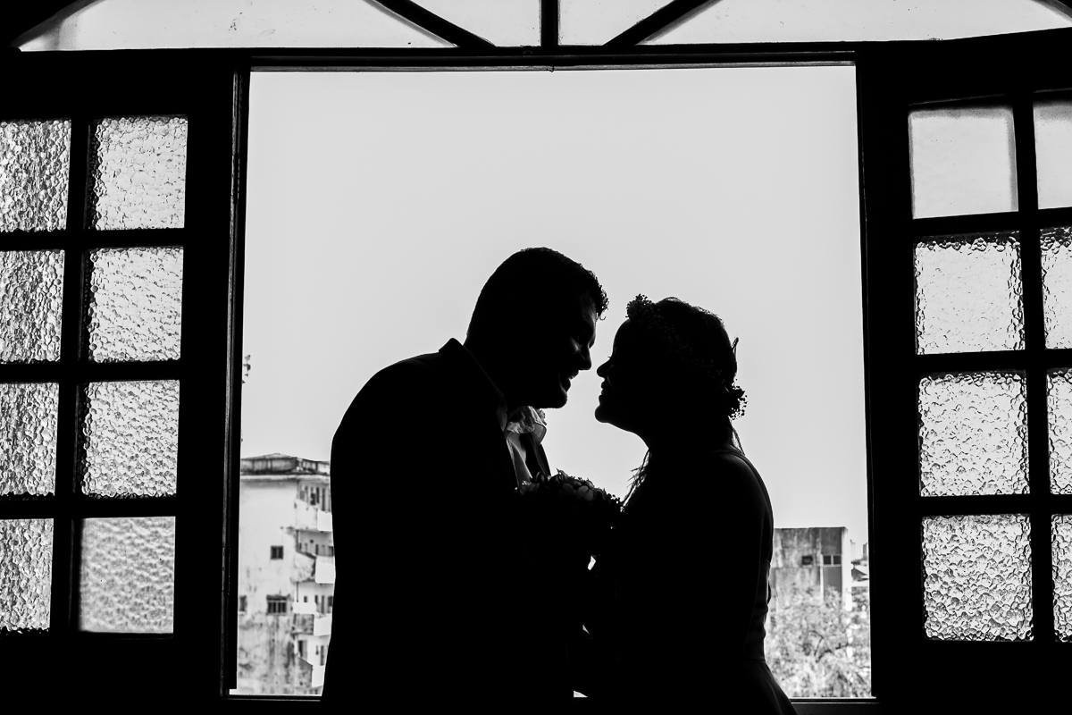 fotografia de casamento em Salvador Bahia, o casal na janela da casa deles