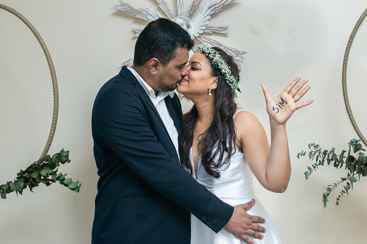 fotografia de casamento em Salvador Bahia, noivos abraçados e a noiva com a palma da mão escrito sim