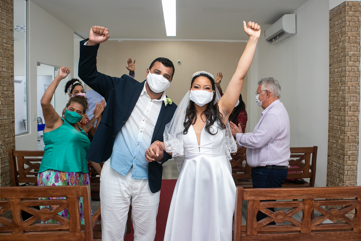 fotografia de casamento em Salvador Bahia, casando no cartório os noivos saindo de máscaras