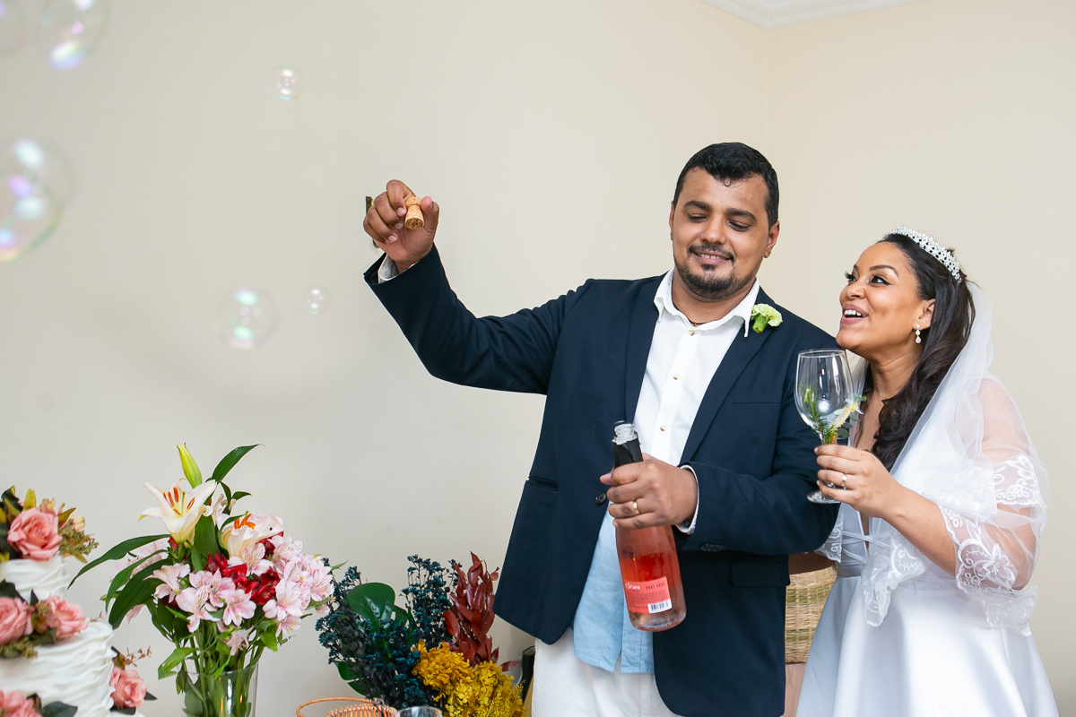 fotografia de casamento em Salvador Bahia, casal comemorando com a champagne