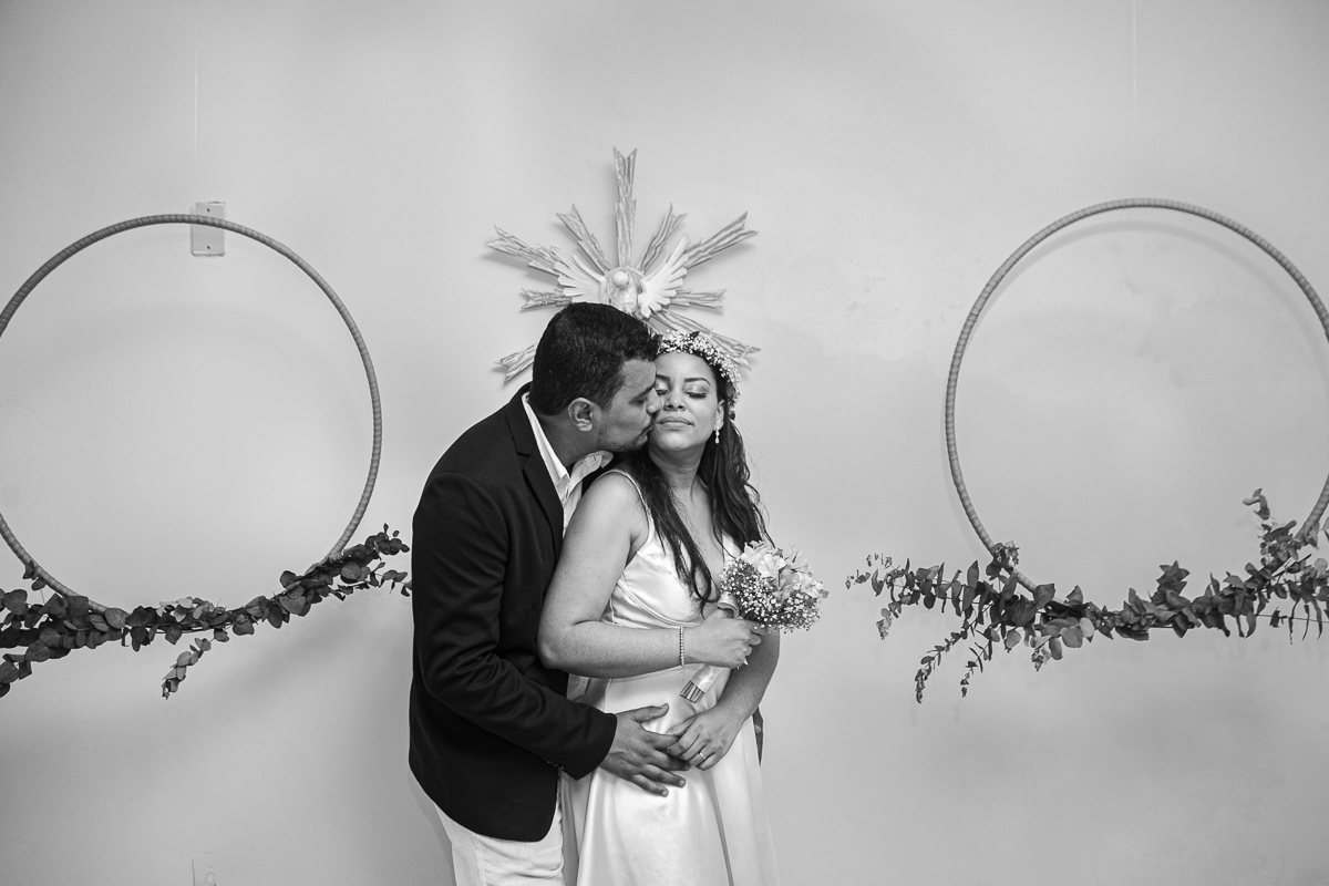 fotografia de casamento em Salvador Bahia, casal abraçados em sua linda decoração