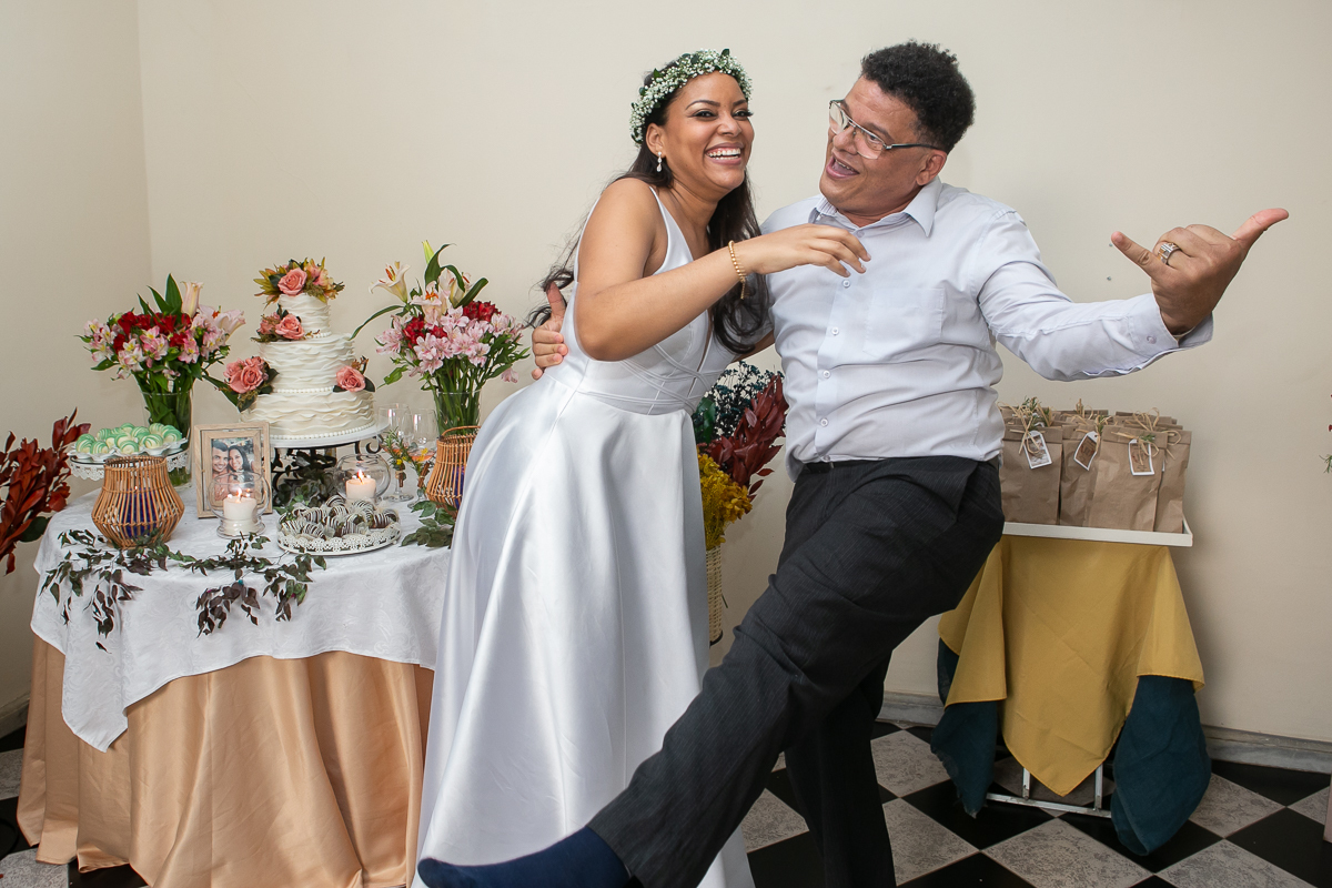 fotografia de casamento em Salvador Bahia, o pai da noiva brincando