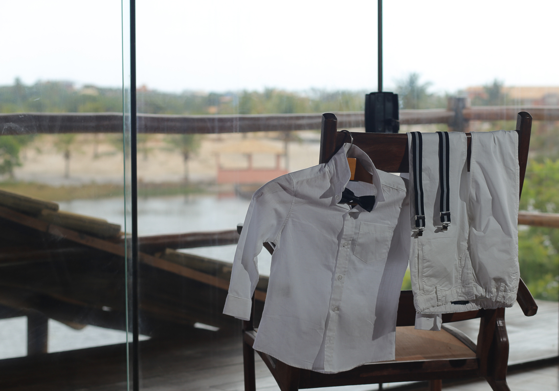 Fotografia de casamento, noivos, noiva, noivo, fotografia de noivos, sapato, perfume, cabelo,  fotografia de casal, ensaio de casal, roupa do pagem