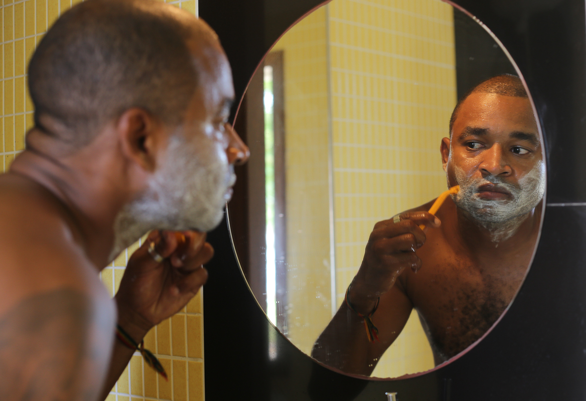 Fotografia de casamento, noivos, noiva, noivo, fotografia de noivos, sapato, perfume, cabelo,  fotografia de casal, ensaio de casal, noivo se barbeando