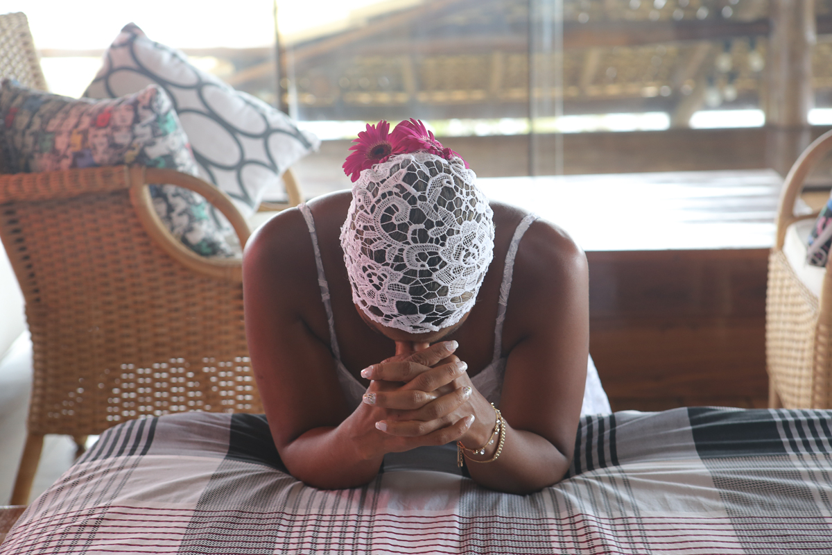 Fotografia de casamento, noivos, noiva, noivo, fotografia de noivos, sapato, perfume, cabelo,  fotografia de casal, ensaio de casal, noiva orando