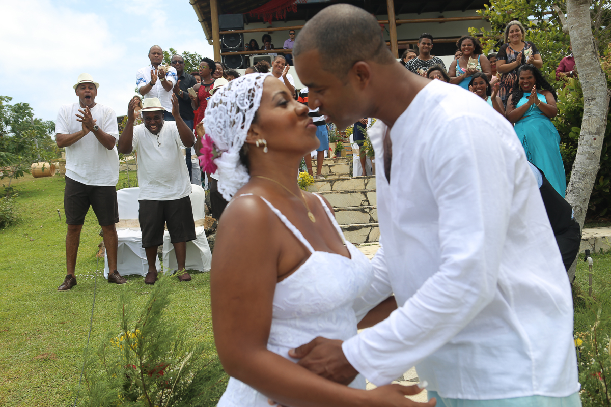 Fotografia de casamento, noivos, noiva, noivo, fotografia de noivos, sapato, perfume, cabelo,  fotografia de casal, ensaio de casal,  beijo