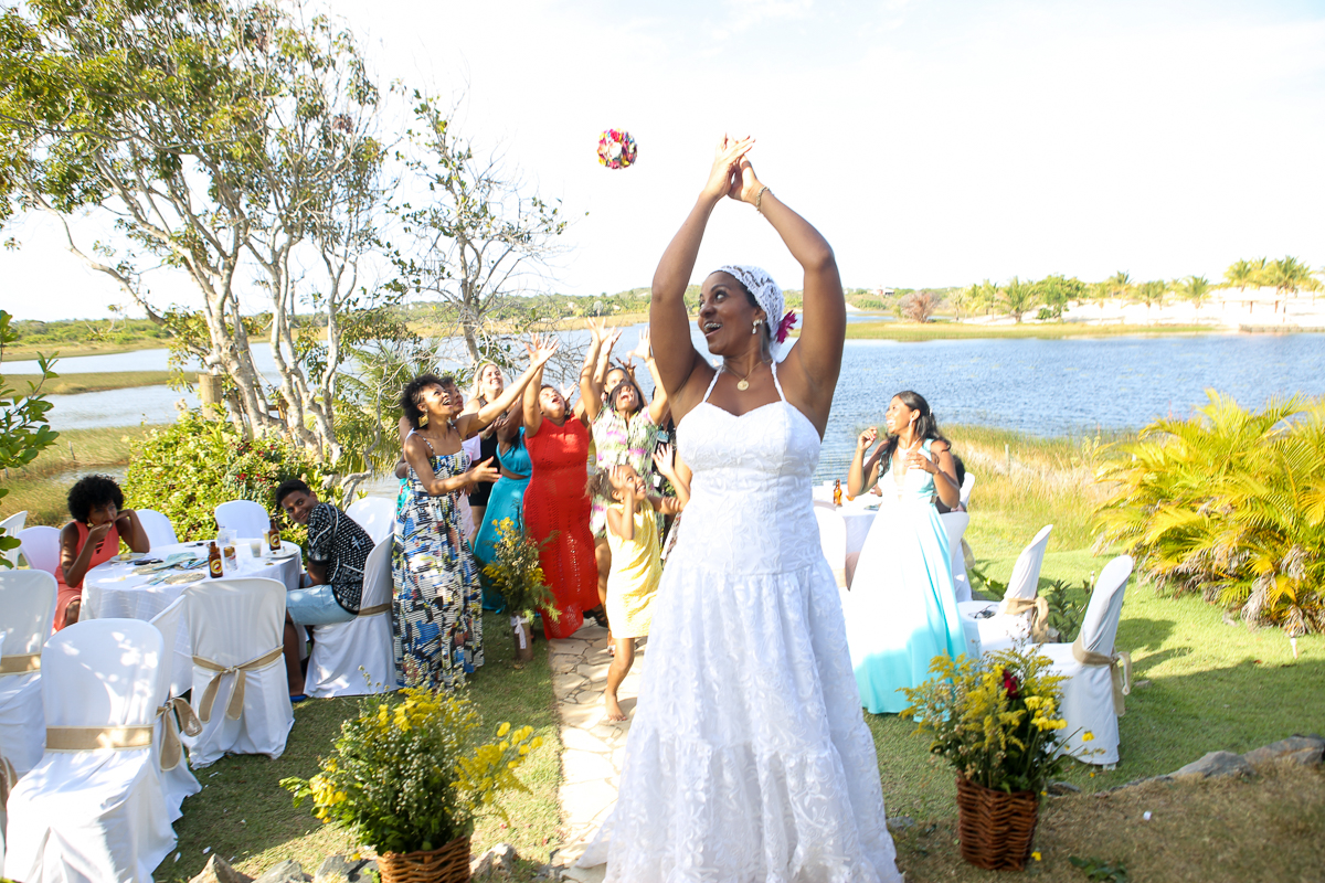 Fotografia de casamento, noivos, noiva, noivo, fotografia de noivos, sapato, perfume, cabelo,  fotografia de casal, ensaio de casal, jogando o buquê