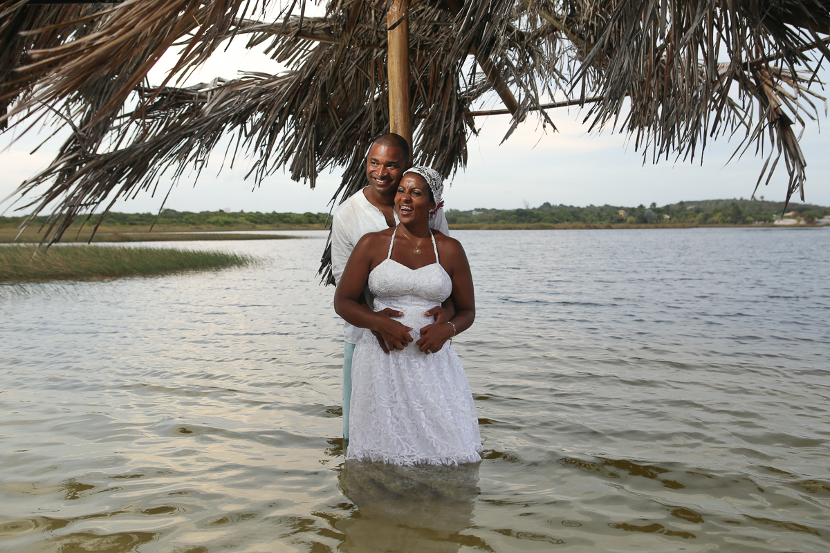 Fotografia de casamento, noivos, noiva, noivo, fotografia de noivos, sapato, perfume, cabelo,  fotografia de casal, ensaio de casal, no lago
