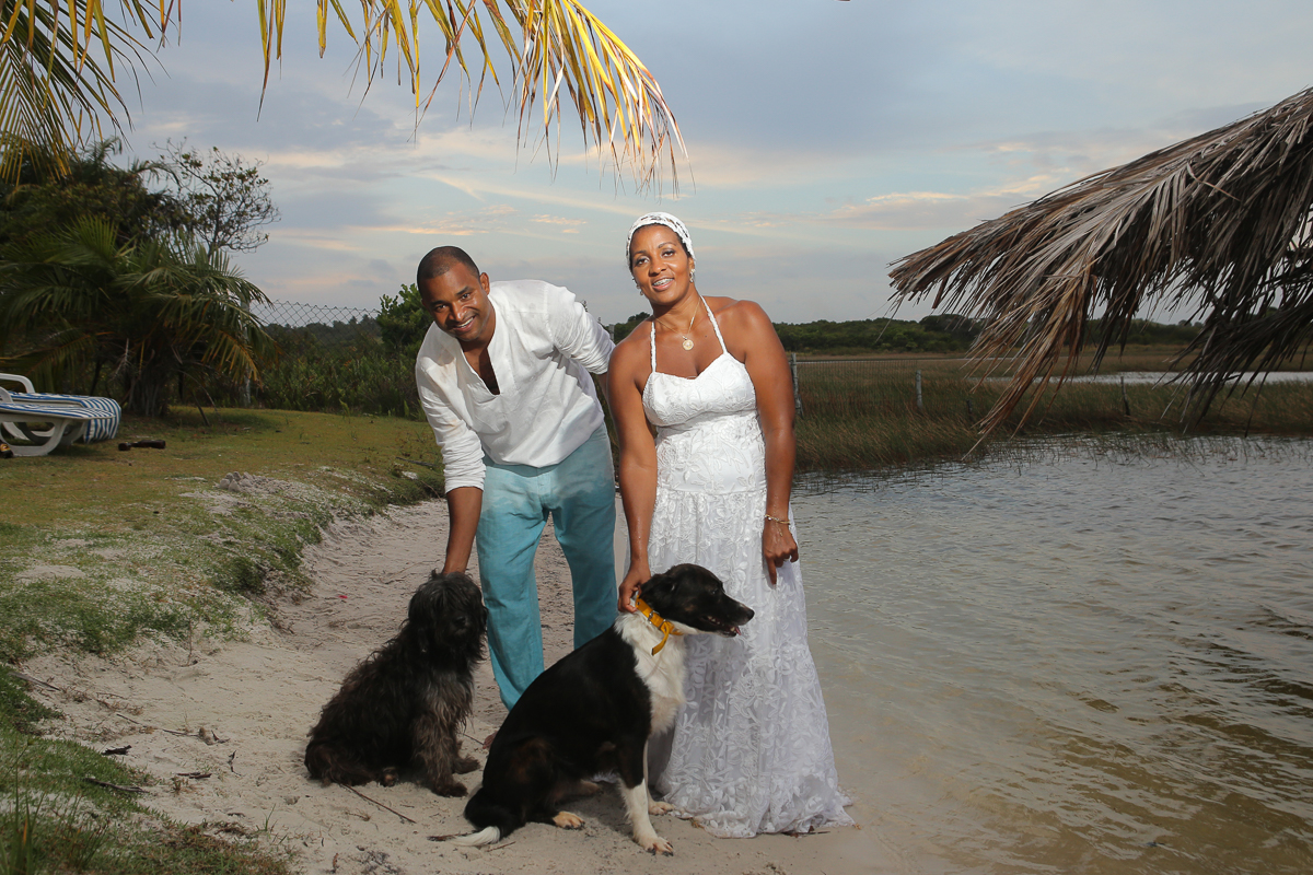 Fotografia de casamento, noivos, noiva, noivo, fotografia de noivos, sapato, perfume, cabelo,  fotografia de casal, ensaio de casal, com os cachorros