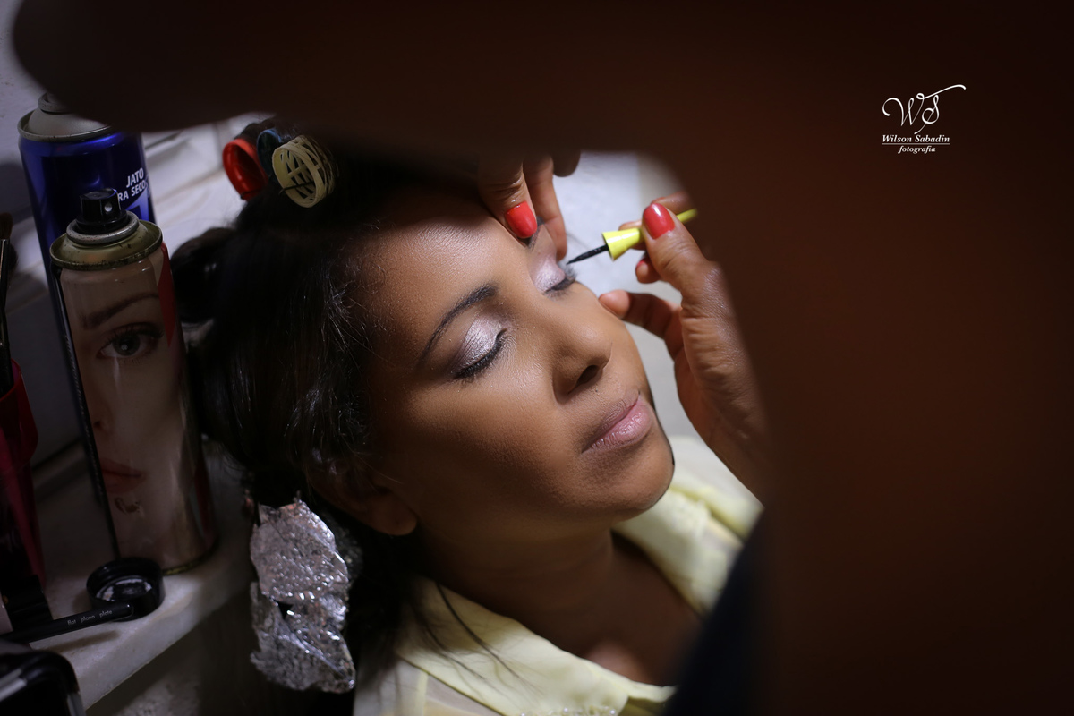 fotografia de casamento, noivos, noiva, noivo, fotografia de noivos, vestido de noiva, sapato, perfume, cabelo, véu, brinco, cruxifixo, pai, mãe, padrinhos, padre, pastor, igreja, cerimonia, festa, salão de beleza, maquiagem, buqu&eci