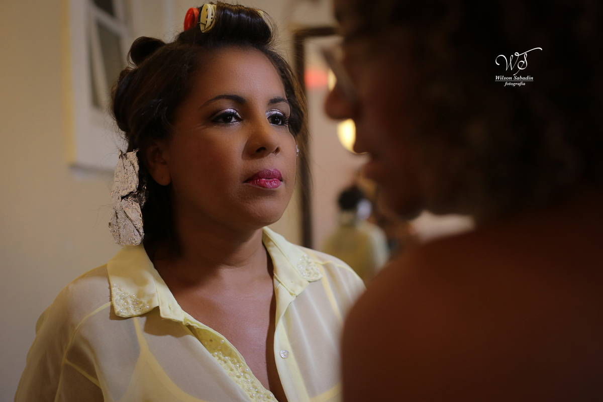 fotografia de casamento, noivos, noiva, noivo, fotografia de noivos, vestido de noiva, sapato, perfume, cabelo, véu, brinco, cruxifixo, pai, mãe, padrinhos, padre, pastor, igreja, cerimonia, festa, salão de beleza, maquiagem, buqu&eci