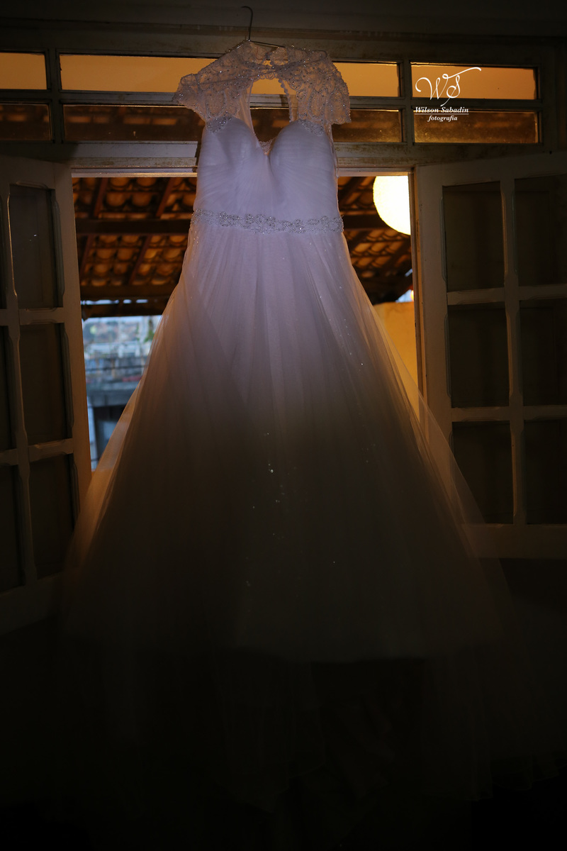 fotografia de casamento, noivos, noiva, noivo, fotografia de noivos, vestido de noiva, sapato, perfume, cabelo, véu, brinco, cruxifixo, pai, mãe, padrinhos, padre, pastor, igreja, cerimonia, festa, salão de beleza, maquiagem, buqu&eci