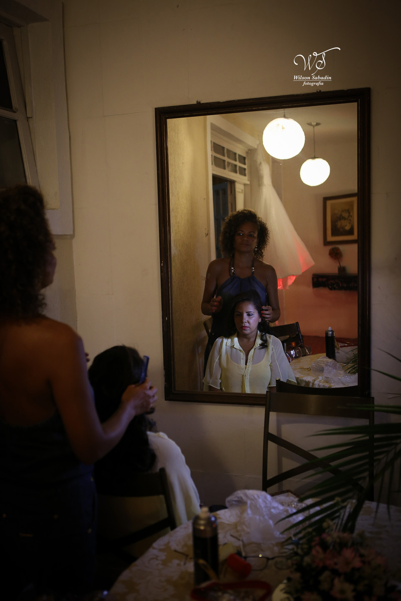 fotografia de casamento, noivos, noiva, noivo, fotografia de noivos, vestido de noiva, sapato, perfume, cabelo, véu, brinco, cruxifixo, pai, mãe, padrinhos, padre, pastor, igreja, cerimonia, festa, salão de beleza, maquiagem, buqu&eci