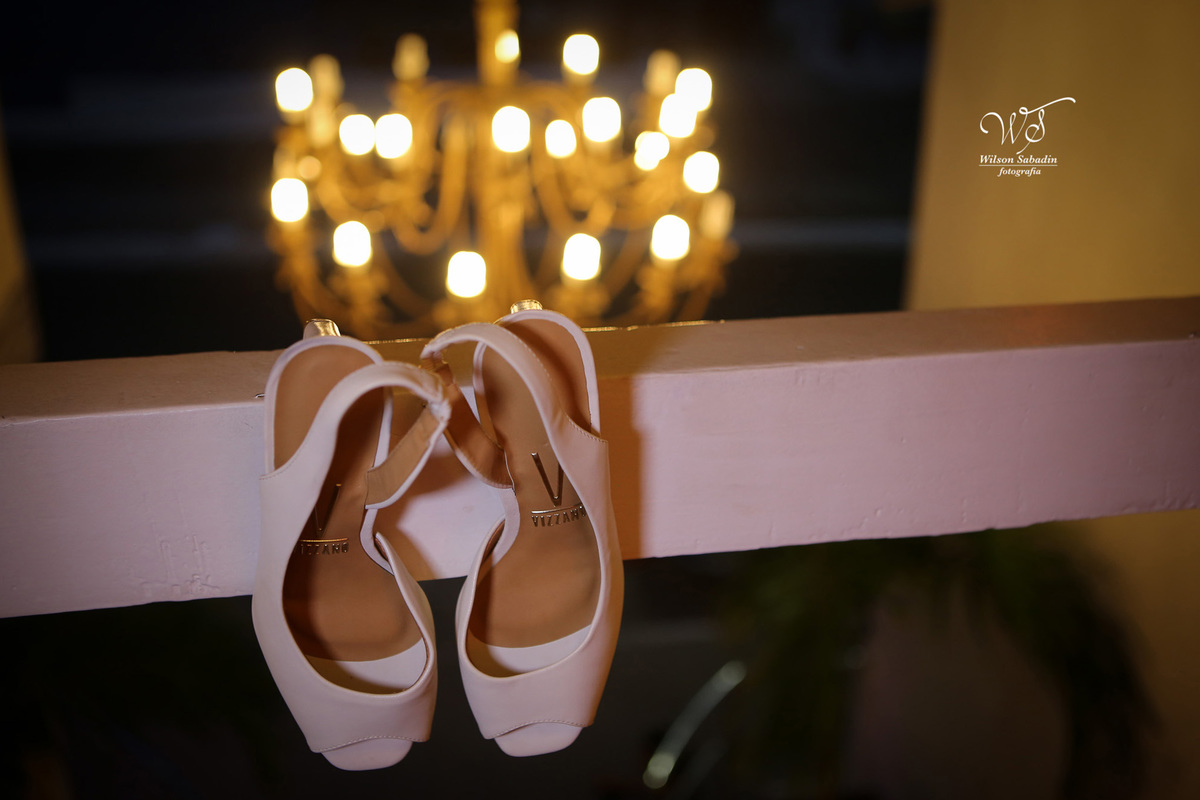 fotografia de casamento, noivos, noiva, noivo, fotografia de noivos, vestido de noiva, sapato, perfume, cabelo, véu, brinco, cruxifixo, pai, mãe, padrinhos, padre, pastor, igreja, cerimonia, festa, salão de beleza, maquiagem, buqu&eci