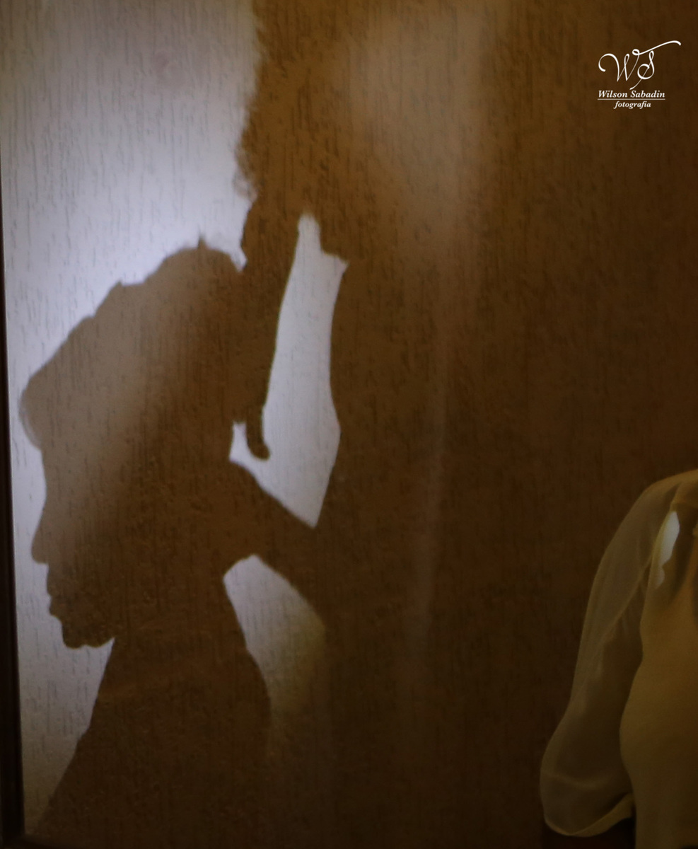 fotografia de casamento, noivos, noiva, noivo, fotografia de noivos, vestido de noiva, sapato, perfume, cabelo, véu, brinco, cruxifixo, pai, mãe, padrinhos, padre, pastor, igreja, cerimonia, festa, salão de beleza, maquiagem, buqu&eci