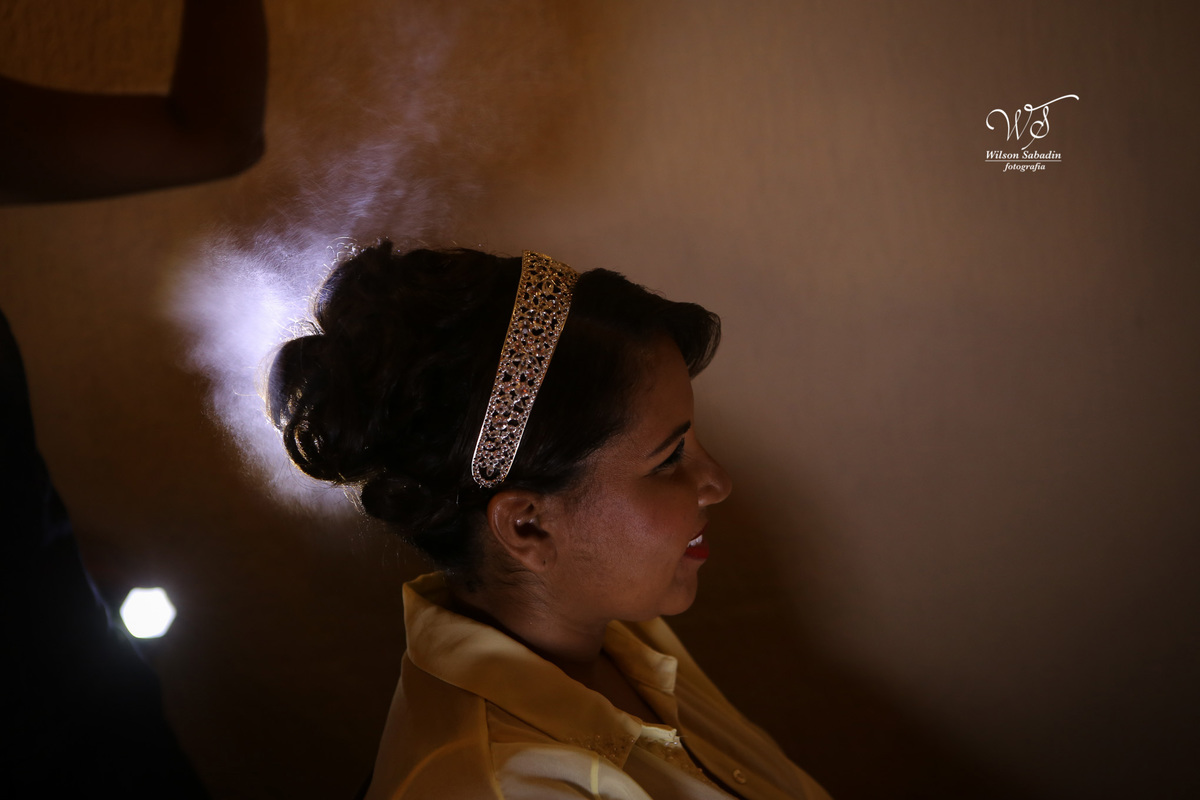 fotografia de casamento, noivos, noiva, noivo, fotografia de noivos, vestido de noiva, sapato, perfume, cabelo, véu, brinco, cruxifixo, pai, mãe, padrinhos, padre, pastor, igreja, cerimonia, festa, salão de beleza, maquiagem, buqu&eci