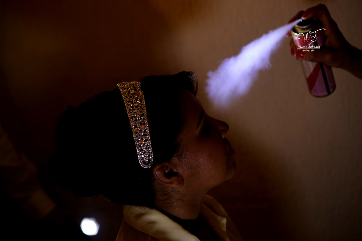 fotografia de casamento, noivos, noiva, noivo, fotografia de noivos, vestido de noiva, sapato, perfume, cabelo, véu, brinco, cruxifixo, pai, mãe, padrinhos, padre, pastor, igreja, cerimonia, festa, salão de beleza, maquiagem, buqu&eci