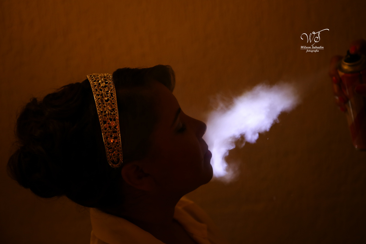 fotografia de casamento, noivos, noiva, noivo, fotografia de noivos, vestido de noiva, sapato, perfume, cabelo, véu, brinco, cruxifixo, pai, mãe, padrinhos, padre, pastor, igreja, cerimonia, festa, salão de beleza, maquiagem, buqu&eci