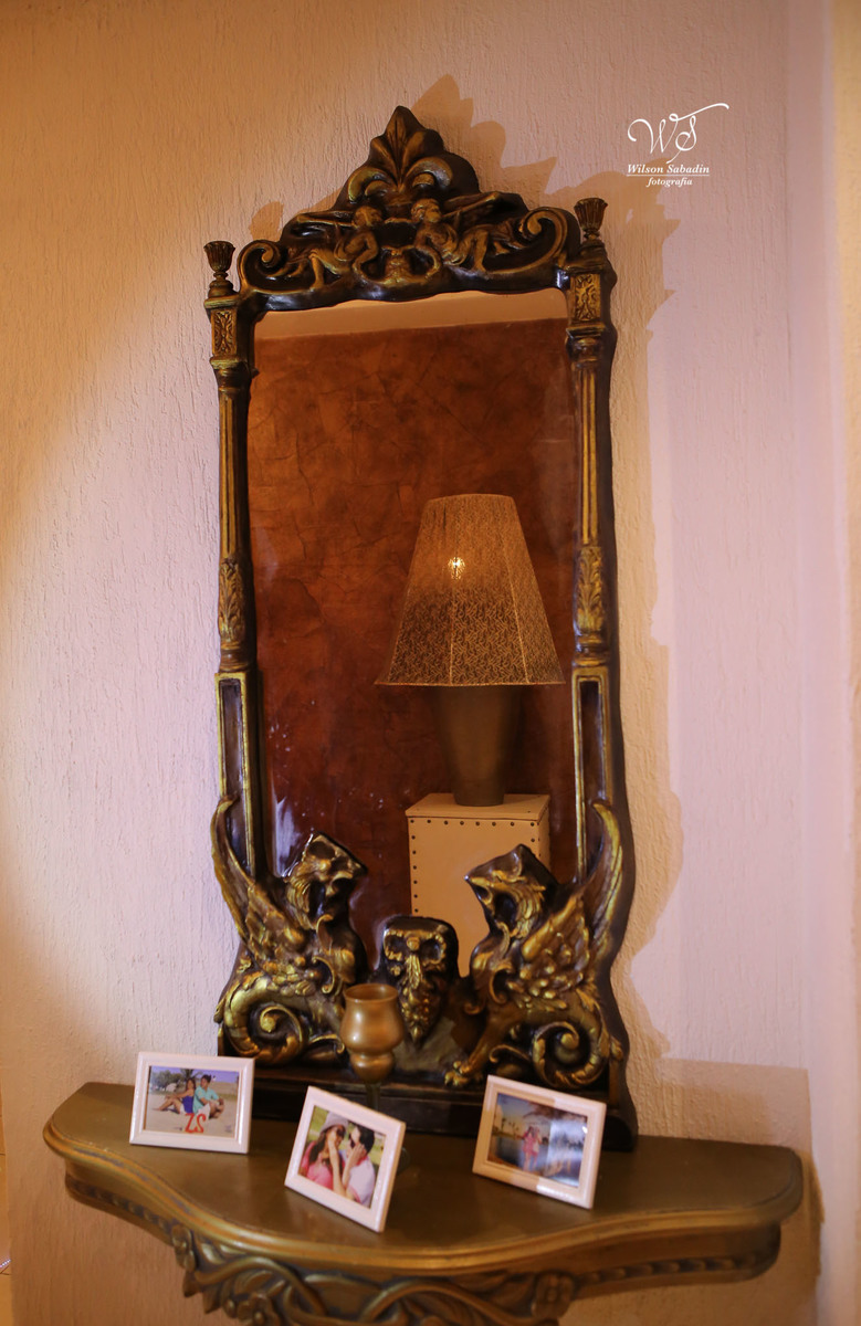 fotografia de casamento, noivos, noiva, noivo, fotografia de noivos, vestido de noiva, sapato, perfume, cabelo, véu, brinco, cruxifixo, pai, mãe, padrinhos, padre, pastor, igreja, cerimonia, festa, salão de beleza, maquiagem, buqu&eci