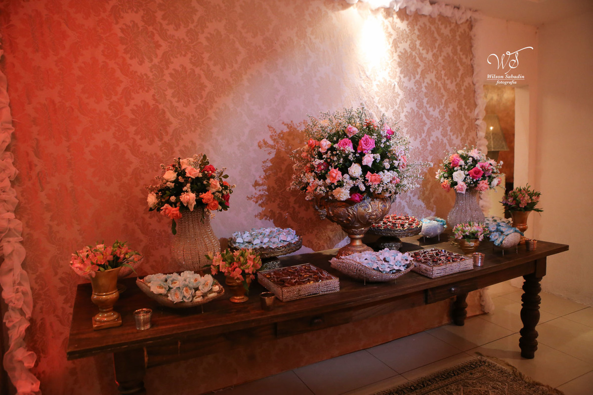 fotografia de casamento, noivos, noiva, noivo, fotografia de noivos, vestido de noiva, sapato, perfume, cabelo, véu, brinco, cruxifixo, pai, mãe, padrinhos, padre, pastor, igreja, cerimonia, festa, salão de beleza, maquiagem, buqu&eci