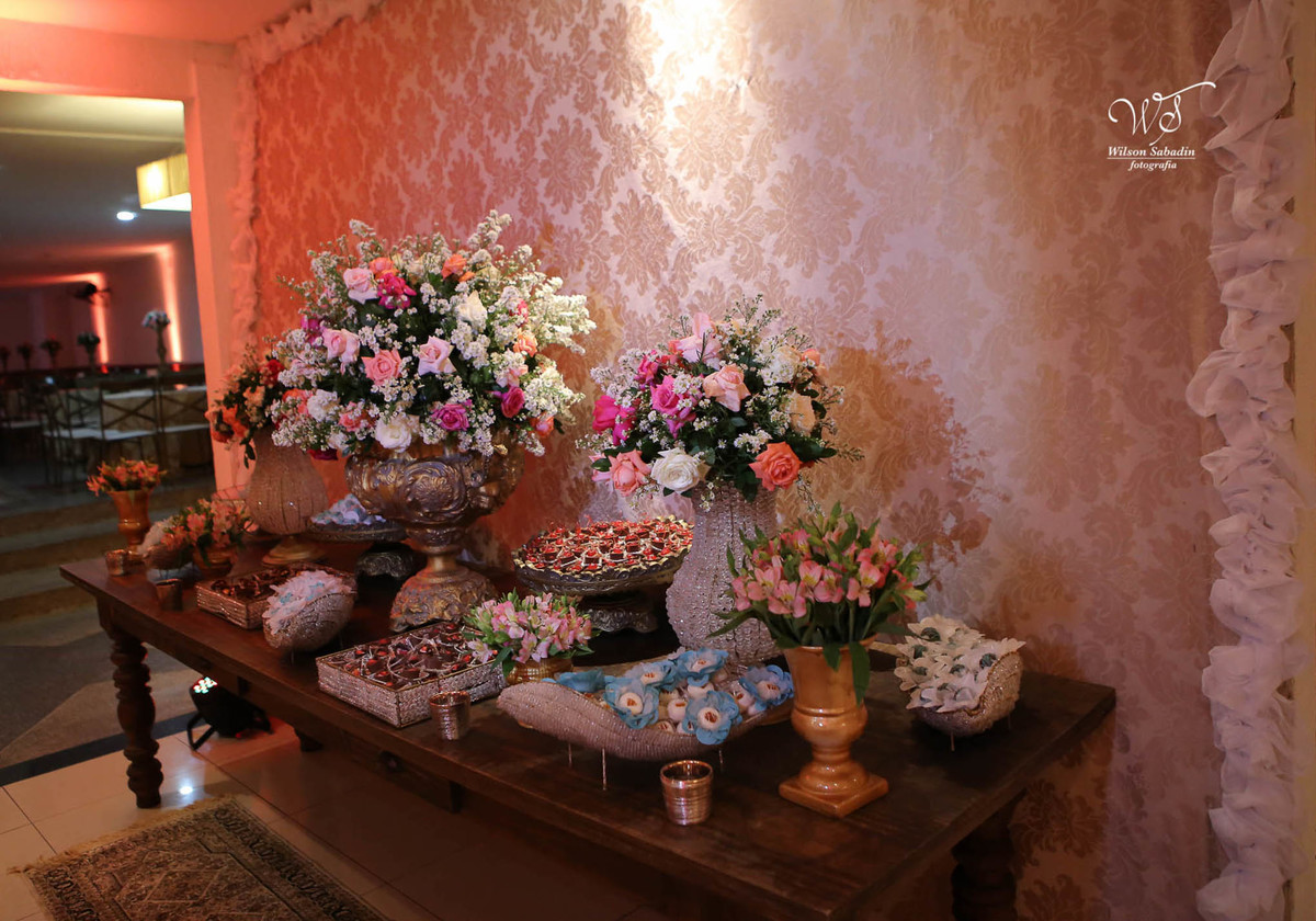 fotografia de casamento, noivos, noiva, noivo, fotografia de noivos, vestido de noiva, sapato, perfume, cabelo, véu, brinco, cruxifixo, pai, mãe, padrinhos, padre, pastor, igreja, cerimonia, festa, salão de beleza, maquiagem, buqu&eci