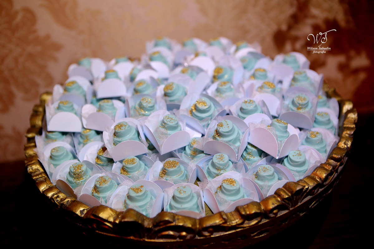 fotografia de casamento, noivos, noiva, noivo, fotografia de noivos, vestido de noiva, sapato, perfume, cabelo, véu, brinco, cruxifixo, pai, mãe, padrinhos, padre, pastor, igreja, cerimonia, festa, salão de beleza, maquiagem, buqu&eci