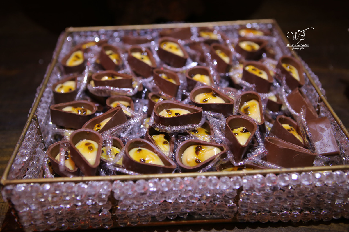 fotografia de casamento, noivos, noiva, noivo, fotografia de noivos, vestido de noiva, sapato, perfume, cabelo, véu, brinco, cruxifixo, pai, mãe, padrinhos, padre, pastor, igreja, cerimonia, festa, salão de beleza, maquiagem, buqu&eci