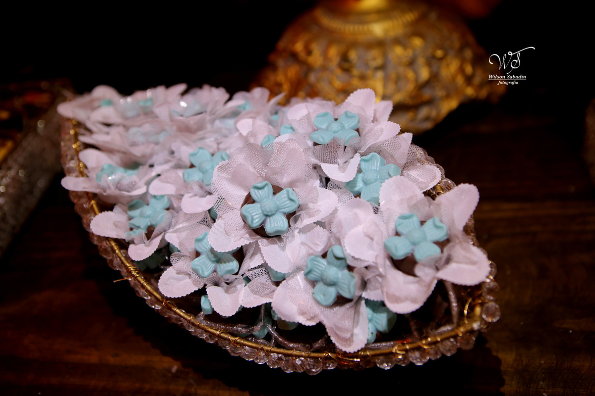 fotografia de casamento, noivos, noiva, noivo, fotografia de noivos, vestido de noiva, sapato, perfume, cabelo, véu, brinco, cruxifixo, pai, mãe, padrinhos, padre, pastor, igreja, cerimonia, festa, salão de beleza, maquiagem, buqu&eci